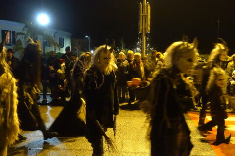 Krampusse laufen über den Schärdinger Stadtplatz